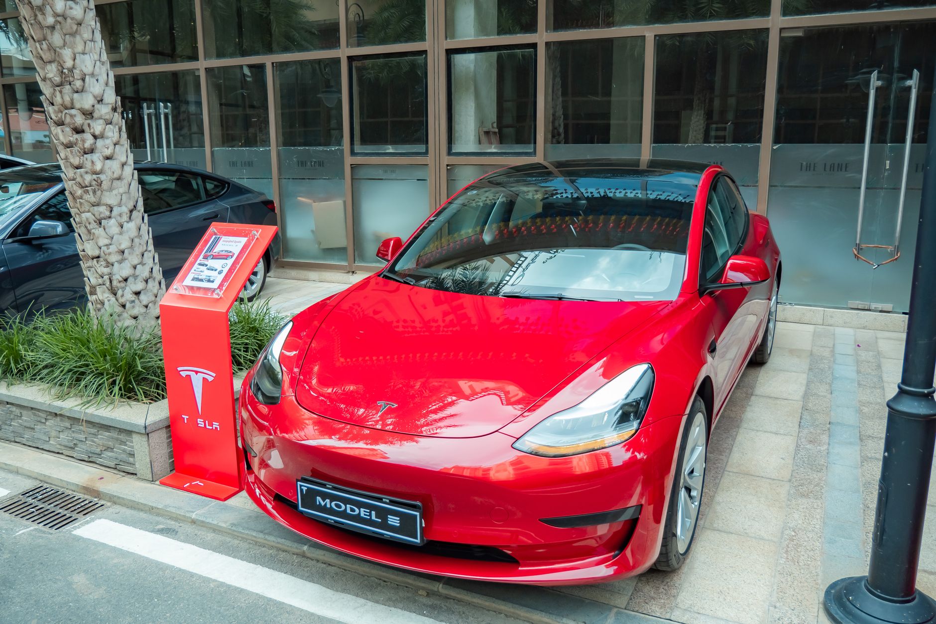 Tesla stock decline: Is the Roadster launch a risk?